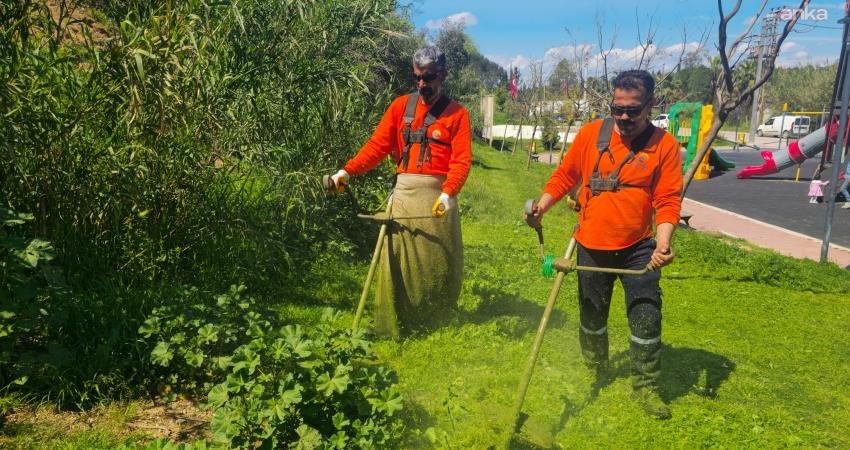 Çukurova Belediyesi ekipleri, ilçe genelindeki yeşil alanlarda bakım, onarım ve