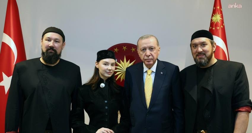 Cumhurbaşkanı Recep Tayyip Erdoğan, müzik grubu Ay Yola’yı Cumhurbaşkanlığı Külliyesi’nde