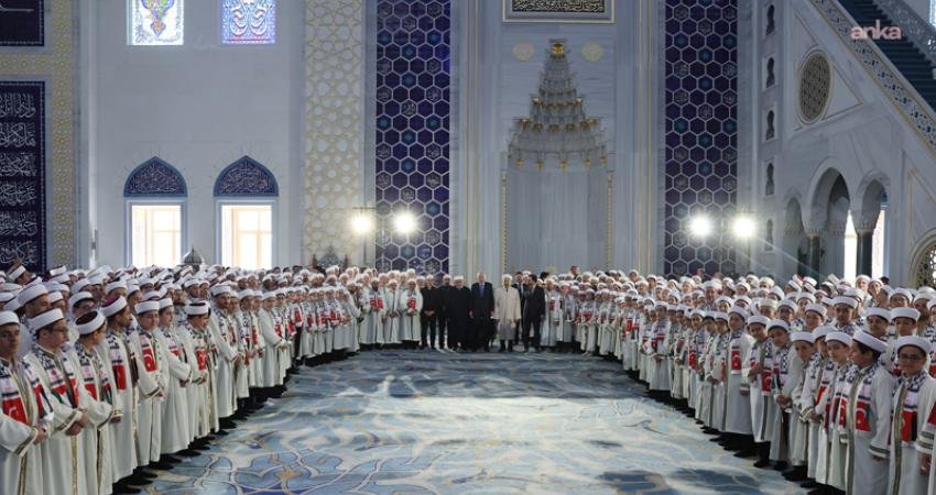 Cumhurbaşkanı Recep Tayyip Erdoğan, İstanbul'da Çamlıca Camii'de, hafızlık eğitimini tamamlayan