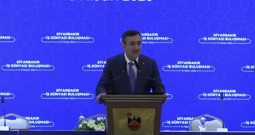 Cumhurbaşkanı Yardımcısı Yılmaz’dan DEM Parti’ye: Devlete rol biçme ödev yükleme üslubundan çıkıp biz ne yapmalıyız sorusunu kendilerine biraz sormalarında büyük fayda var Cumhurbaşkanı Yardımcısı Cevdet Yılmaz, Diyarbakır’da katıldığı programda “Terörsüz Türkiye” sürecine