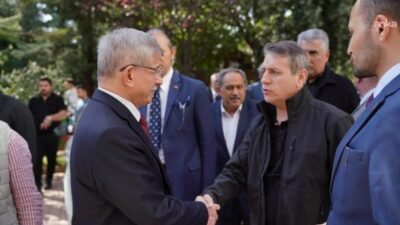 Gelecek Partisi Genel Başkanı Ahmet Davutoğlu, eşi Sare Davutoğlu ve