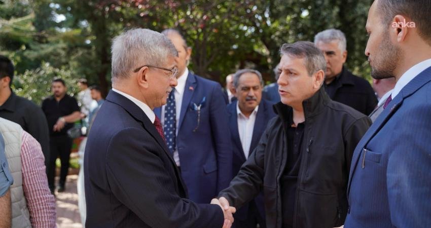 Gelecek Partisi Genel Başkanı Ahmet Davutoğlu, eşi Sare Davutoğlu ve