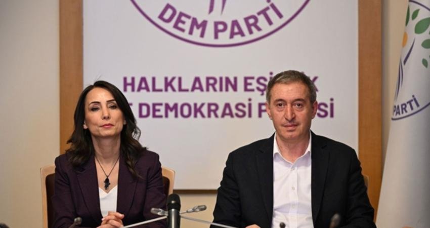 DEM Parti MYK: Okullardaki şiddet bireysel değil, sorumlular hesap vermeli DEM Parti Merkez Yürütme Kurulu (MYK), Şanlıurfa ve Kahramanmaraş’ta yaşanan okul saldırılarına
