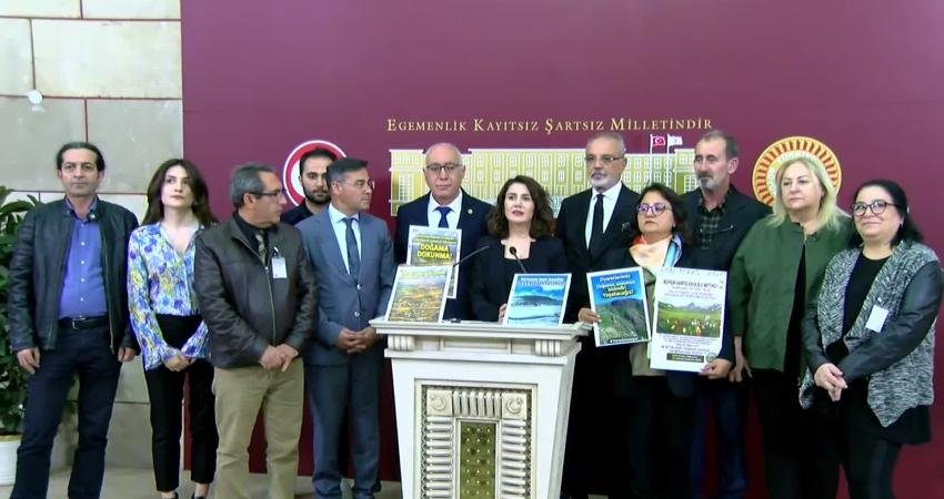 DEM Partili vekillerden Varto’da kurulmak istenen jeotermal projesine tepki: “Nerede bir karış toprak görürseniz orayı ranta çeviriyorsunuz” DEM Parti milletvekilleri, Varto’da kurulmak istenen jeotermal enerji santraline karşı