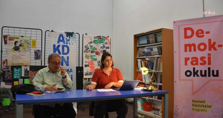 İzmir Büyükşehir Belediyesi’nin çatısı altında faaliyet gösteren Akdeniz Akademisi’nde Demokrasi