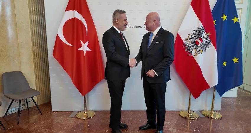 Avusturya Şansölyesi Christian Stocker, Avusturya'ya resmi ziyarette bulunan Dışişleri Bakanı