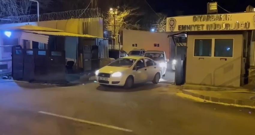Diyarbakır merkezli dört ilde “Suflör Operasyonu”: 37 milyon liralık haksız kazanç tespit edildi, 10 kişi tutuklandı Diyarbakır Emniyeti’nin dört ilde eş zamanlı düzenlediği operasyonda, kendilerini tayini