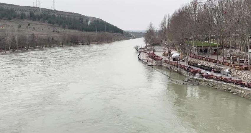 Diyarbakır’da barajlarda kontrollü tahliye: Valilik, nehir yatakları ve baraj çevrelerinden uzak durulması çağrısı yaptı Diyarbakır Valiliği, etkili yağışlar nedeniyle barajlarda su seviyesinin yükseldiğini belirterek,