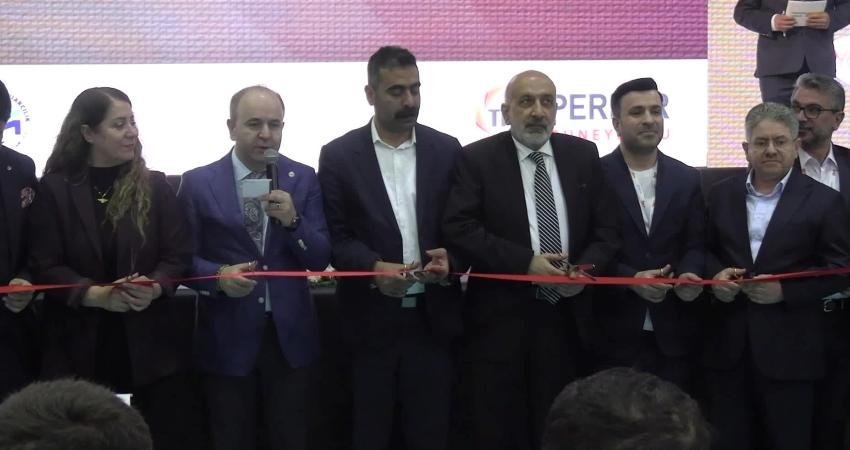 Diyarbakır’da “Güneydoğu Yerel Zincirler Fuarı” açıldı… Perakendeciler Federasyonu Başkanı Düzgün: İran, İsrail ve ABD arasındaki gerilim, gıda arzını doğrudan etkiliyor Diyarbakır’da, “Güneydoğu Yerel Zincirler Fuarı” kapılarını açtı. Türkiye Perakendeciler Federasyonu