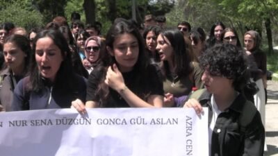 Kadın cinayetlerine karşı tepki göstermek amacıyla Dicle Üniversitesi kampüsünde yürüyüş