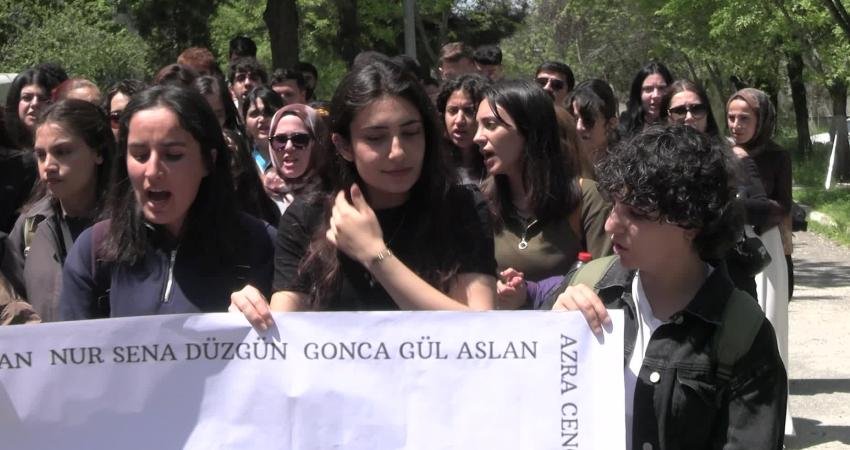 Kadın cinayetlerine karşı tepki göstermek amacıyla Dicle Üniversitesi kampüsünde yürüyüş
