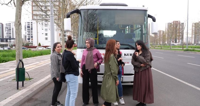 Diyarbakır Büyükşehir Belediyesinin kadın odaklı politikaları kapsamında hayata geçirdiği “Otobüs