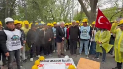 CHP Manisa Milletvekili Ahmet Vehbi Bakırlıoğlu, Kurtuluş Parkı'nda madencilerin ücret