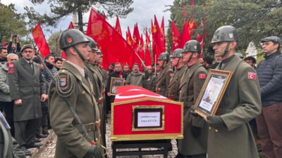 Prof. Dr. Yalçın Küçük, Ankara’da İsmet Oğultürk Camii’nde ikindi namazına