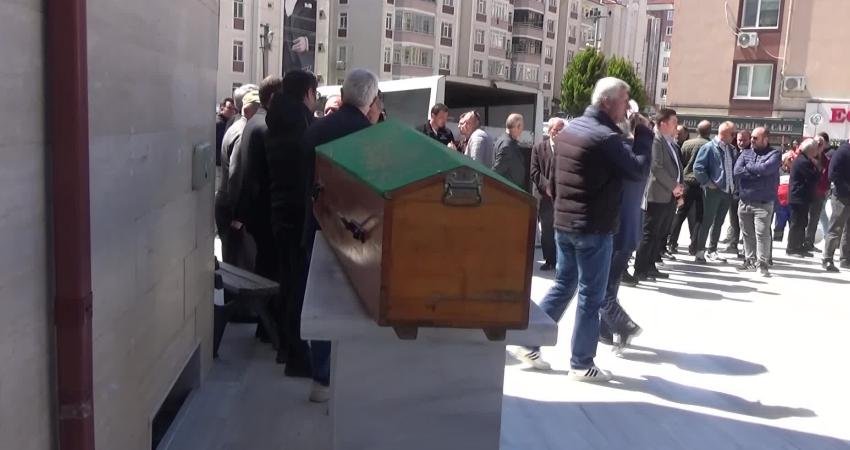 Edirne’de 5. kattan düşerek hayatını kaybeden 11 yaşındaki Ateş son yolculuğuna uğurlandı Edirne’de oturdukları dairenin balkonundan düşerek yaşamını yitiren 11 yaşındaki özel