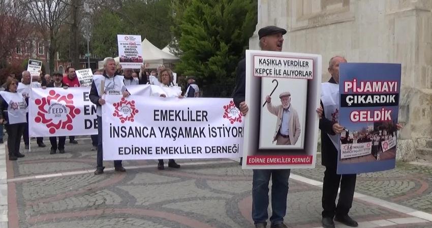 Edirne’de emeklilerden “aylık” protestosu: Kaşıkla verdiler, kepçeyle alıyorlar Edirne’de emekliler, artan hayat pahalılığı karşısında aylıklarının yetersiz olmasına tepki