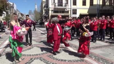8 Nisan Dünya Romanlar Günü, Saraçlar Caddesi’nde, Edirne Belediye Bandosu’nun
