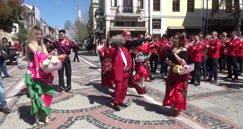 Edirne’de Romanlar Günü etkinlikleri kapsamında sokaklarda renkli görüntüler oluştu 8 Nisan Dünya Romanlar Günü, Saraçlar Caddesi’nde, Edirne Belediye Bandosu’nun