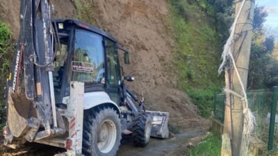 Efeler Belediyesi Fen İşleri Müdürlüğü ekipleri, sağanak nedeniyle kapanan yolların