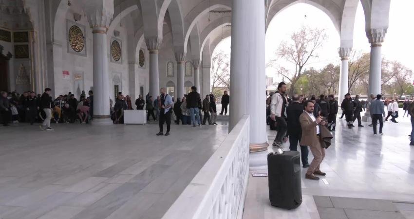 Memur-Sen ve Eğitim Bir-Sen üyeleri, okul saldırılarında hayatını kaybeden çocuklar