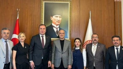 Eğitim-İş Sendikası, Türkiye genelinde topladığı 100 bin imzalı dilekçeyi TBMM