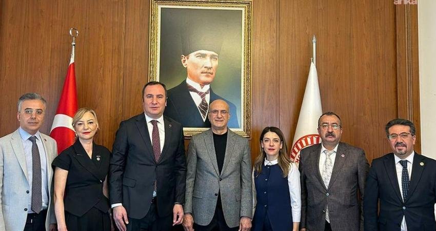 Eğitim-İş Sendikası, Türkiye genelinde topladığı 100 bin imzalı dilekçeyi TBMM