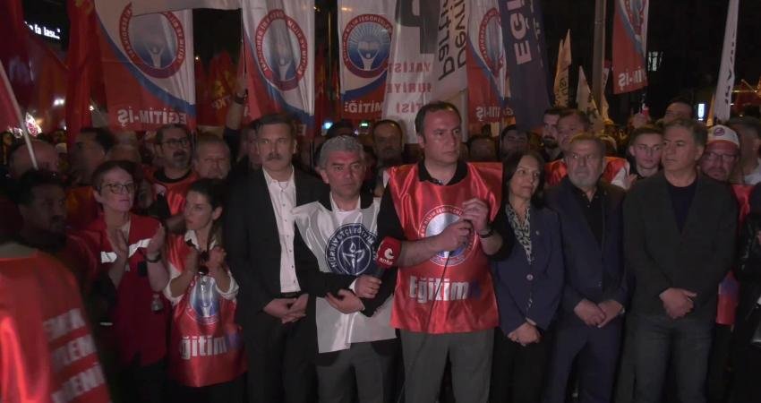 Eğitim-İş ve Hürriyetçi Eğitim Sendikası’nın 11 saat süren eylemi sona erdi… Kadem Özbay: And olsun ki bu kötülüklerin hesabını soracağız Eğitim-İş ve Hürriyetçi Eğitim Sendikası'nın, Şanlıurfa ve Kahramanmaraş’taki okul saldırılarını