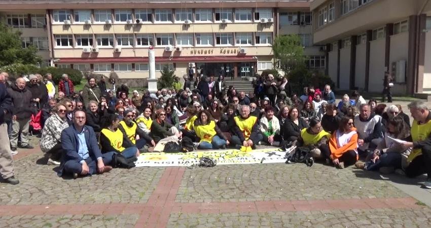 Eğitim Sen üyeleri Sinop’ta oturma eylemi başlattı: Yitip giden canların sorumlusu iktidar ve MEB’dir Eğitim Sen Sinop Şubesi üyeleri, okullardaki silahlı saldırılara dikkati çekmek