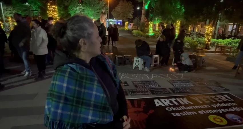 Eğitim Sen Hopa Şubesi üyeleri, okullarda düzenlenen silahlı saldırılara dikkati