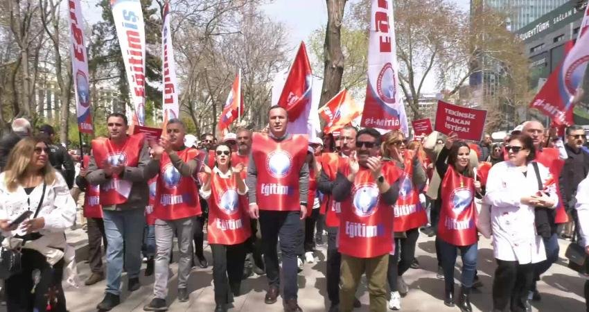 Eğitim sendikalarından Milli Eğitim Bakanlığı önünde protesto: “Yusuf Tekin görevinden istifa etmelidir” Eğitim sendikaları, Şanlıurfa Siverek'te bir lisede düzenlenen silahlı saldırıyı Milli