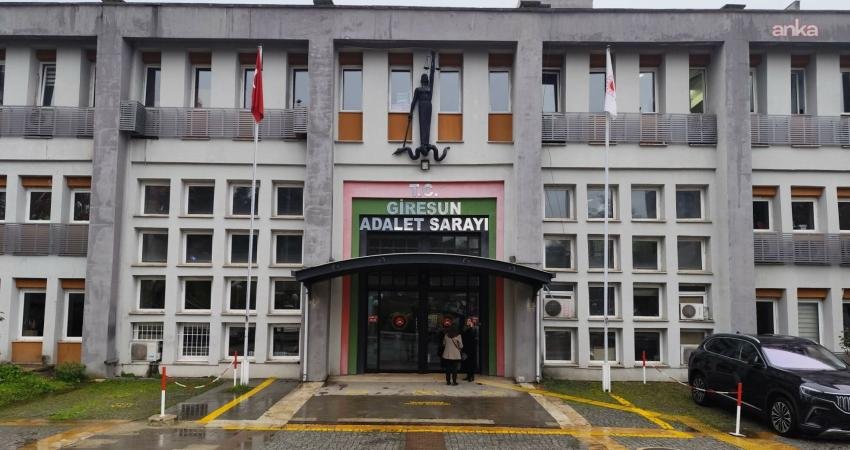 Emekli öğretmen Abdullah Coşkun’un ölümüyle sonuçlanan olayla ilgili İlk duruşma görüldü Giresun'un Keşap ilçesinde maddi hasarlı trafik kazasının ardından çıkan kavganın