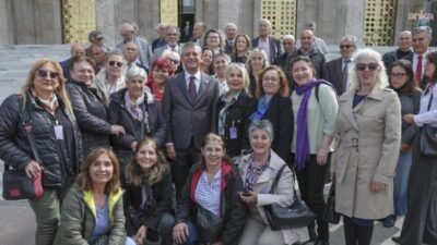 DİSK Emekli-Sen üyeleri, emekli ikramiyelerinin asgari ücrete çıkarılması için topladıkları