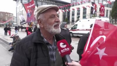 CHP'nin Kütahya'da düzenlediği "Millet İradesine Sahip Çıkıyor" mitingine katılan bir yurttaş,