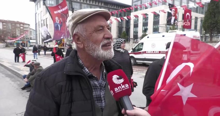 Emekli yurttaştan “erken seçim” çağrısı: “Dayanacak gücümüz kalmadı. Emeklinin, gençlerin, çiftçinin ve esnafın istediği sandıktır” CHP'nin Kütahya'da düzenlediği "Millet İradesine Sahip Çıkıyor" mitingine katılan bir yurttaş,