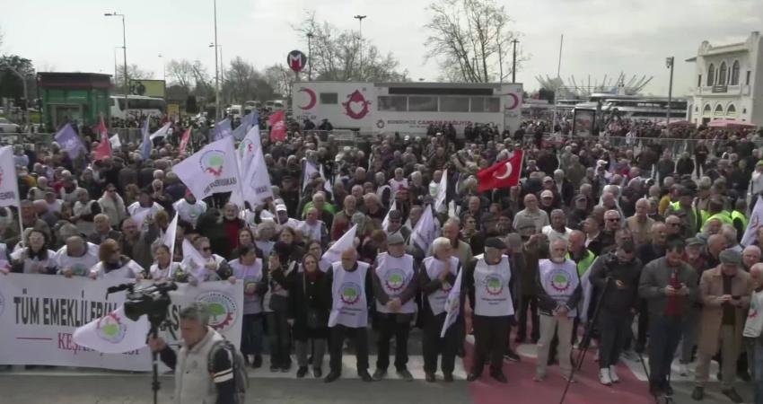 Emekliler Kadıköy’deki “Sefalet Zulmüne Son” mitinginde iktidara seslendi: Er geç sandık gelecek ve hesap görülecek Tüm Emeklilerin Sendikası çağrısıyla Kadıköy'de "Sefalet Zulmüne Son" mitinginde bir