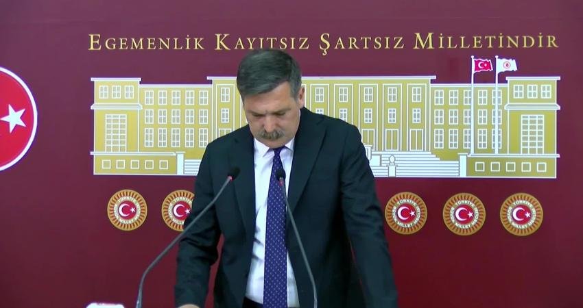 Erkan Baş: “Ayhan Bora Kaplan, bankada yaptığı işlemde yaşadığı şehrin başsavcısının araç raporunu ödediğini yazmaktan çekinmiyor” Türkiye İşçi Partisi Genel Başkanı Erkan Baş, suç örgütü lideri