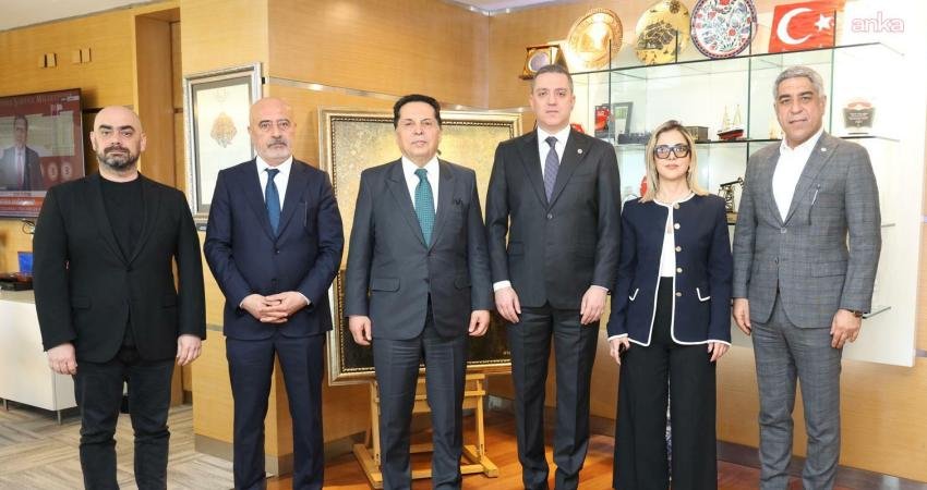 Esenyurt Belediye Başkanı Özer’den TBB’ye ziyaret Yerine kayyum atanan Esenyurt Belediye Başkanı Ahmet Özer, Türkiye Barolar