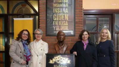 Eskişehir Büyükşehir Belediye Başkanı Ayşe Ünlüce, Şehir Tiyatroları tarafından sahnelenen