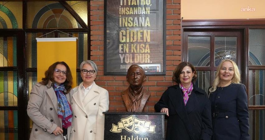 Eskişehir Büyükşehir Belediye Başkanı Ayşe Ünlüce, Şehir Tiyatroları tarafından sahnelenen