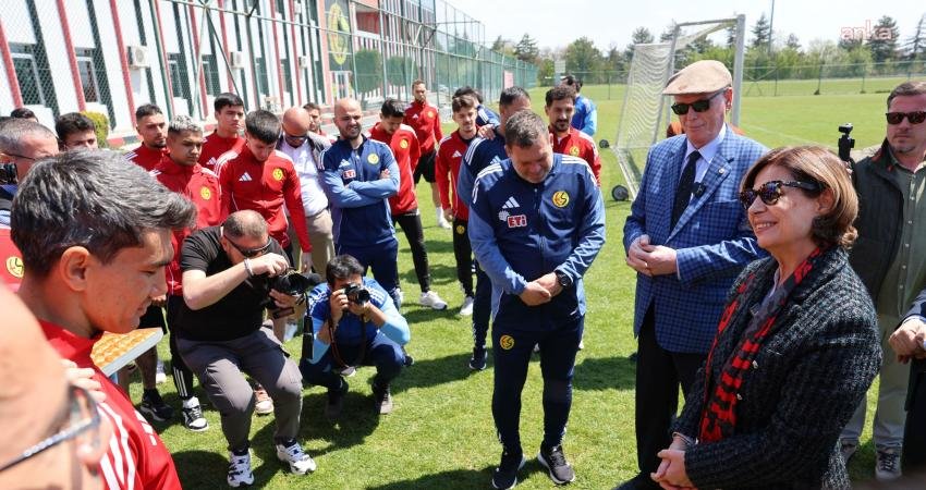 Eskişehir Büyükşehir Belediye (EBB) Başkanı Ayşe Ünlüce, Balıkesirspor müsabakası öncesi