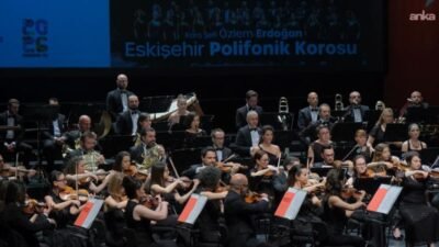 Eskişehir Büyükşehir Belediyesi Senfoni Orkestrası, orkestra şefi Gürer Aykal yönetiminde,