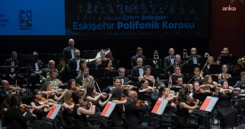 Eskişehir Büyükşehir Belediyesi Senfoni Orkestrası, orkestra şefi Gürer Aykal yönetiminde,