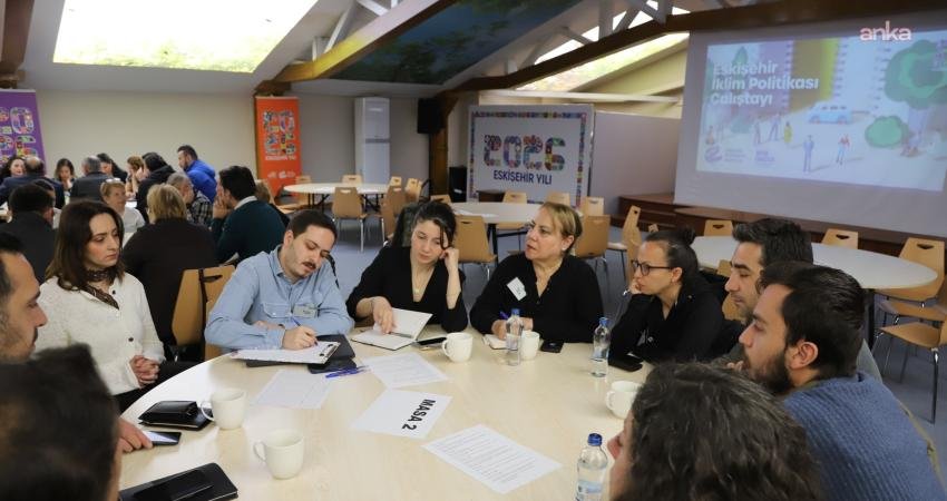 Eskişehir Büyükşehir Belediyesi’nden iklim için ortak akıl hamlesi Eskişehir Büyükşehir Belediyesi’nin (EBB) düzenlediği iklim politikası çalıştayında; kentin geleceği