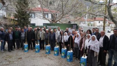 Eskişehir Büyükşehir Belediyesi, Sarıcakaya İğdir Mahallesi’nde üreticilere 600 adet dut