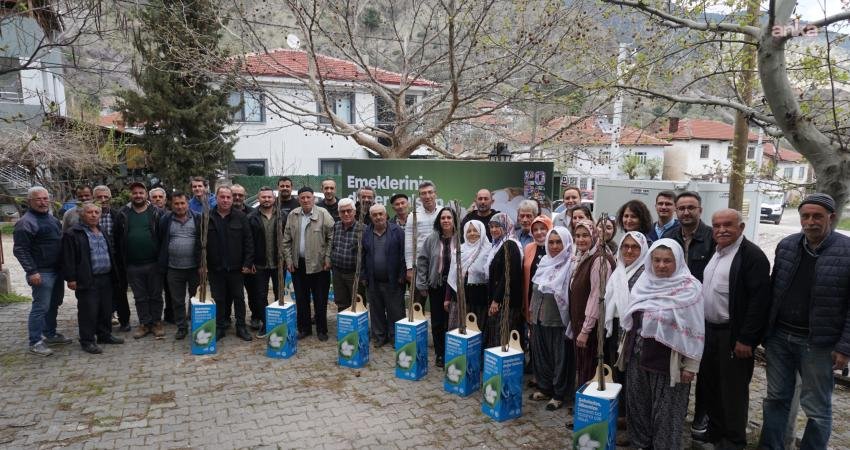 Eskişehir Büyükşehir Belediyesi’nden üreticilere 600 dut fidanı desteği Eskişehir Büyükşehir Belediyesi, Sarıcakaya İğdir Mahallesi’nde üreticilere 600 adet dut