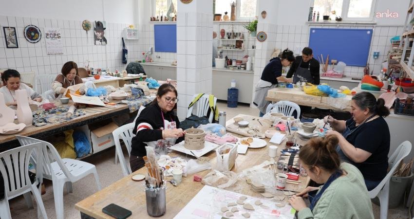 Eskişehirlilerden ESMEK kurslarına yoğun ilgi Eskişehir Büyükşehir Belediyesi (EBB) bünyesinde faaliyet gösteren ESMEK, her geçen