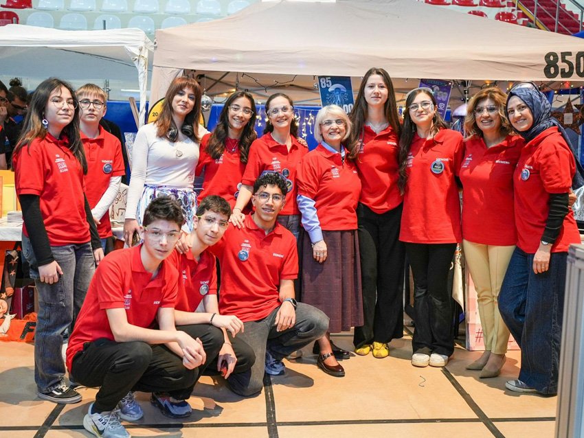 Etimesgut’ta Robotik heyecanı sürüyor: Gençler FRC ile Bilim ve Teknolojide yarışıyor Etimesgut Belediyesi’nin ev sahipliğinde düzenlenen FIRST Robotics Competition, yerli ve