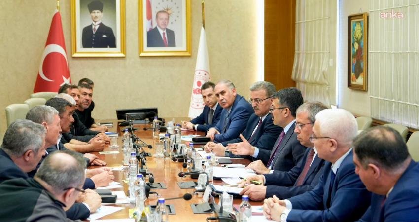 Ankara'da alacaklarının ödenmesi talebiyle eylemlerini sürdüren Doruk Madencilik işçileriyle işverenleri İçişleri