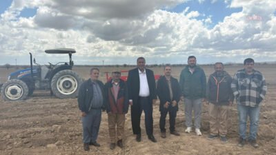 CHP Niğde Milletvekili Ömer Fethi Gürer, domates ekim yapan üreticilerin