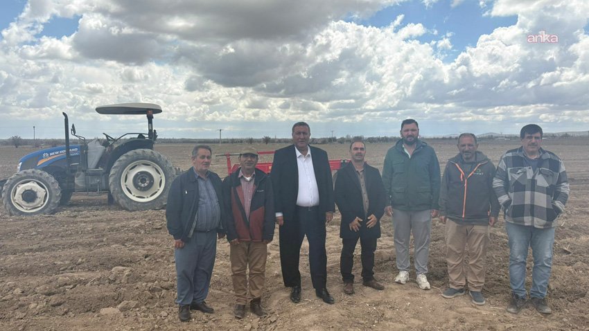 CHP Niğde Milletvekili Ömer Fethi Gürer, domates ekim yapan üreticilerin